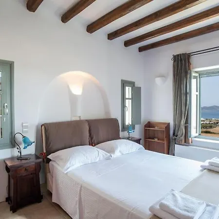 The Faragas Luxury Retreat House *